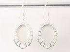 Opengewerkte zilveren oorbellen met witte opaal afbeelding 3