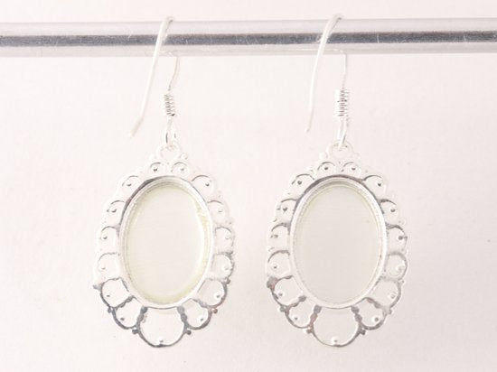 Opengewerkte zilveren oorbellen met witte opaal afbeelding 3