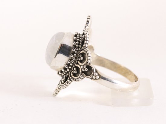 Bewerkte zilveren ring met regenboog maansteen afbeelding 2