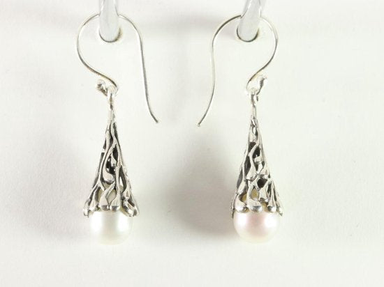 Fijne pegelvormige zilveren oorbellen met zoetwater parel afbeelding 2