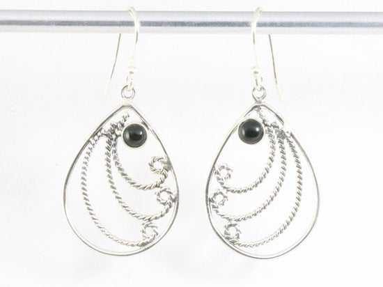 Fijne opengewerkte zilveren filigrein oorbellen met onyx afbeelding 4