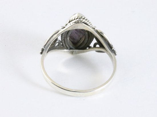 Fijne bewerkte zilveren ring met paarse charoiet afbeelding 3