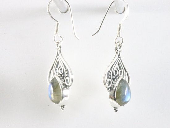 Opengewerkte zilveren oorbellen met labradoriet afbeelding 2
