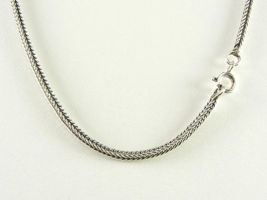 Ronde zilveren hanger met goudkleurige parel aan vossenstaart ketting afbeelding 4