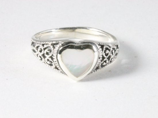 Opengewerkte zilveren ring met parelmoer hartje afbeelding 2