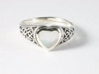 Opengewerkte zilveren ring met parelmoer hartje afbeelding 2