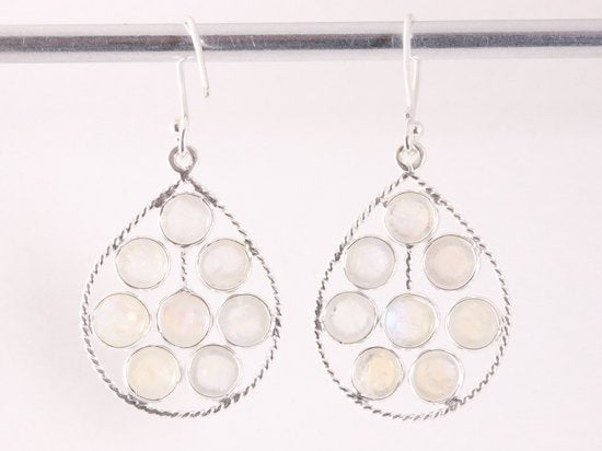 Opengewerkte zilveren oorbellen met regenboog maansteen afbeelding 3