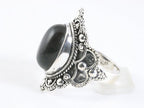 Bewerkte zilveren ring met onyx afbeelding 2
