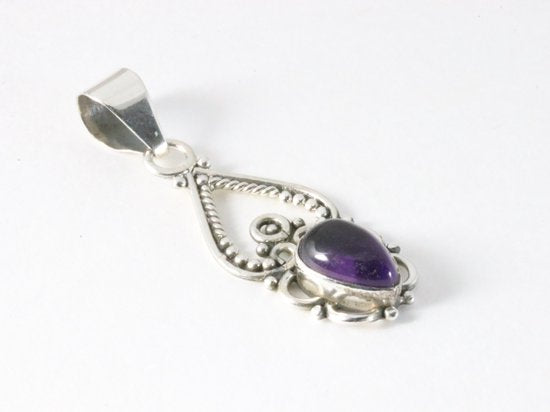 Fijne opengewerkte zilveren hanger met amethist aan ketting afbeelding 2