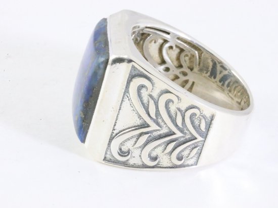 Zware bewerkte zilveren ring met lapis lazuli afbeelding 2