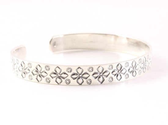 Zilveren klemarmband met bloemengravering afbeelding 2