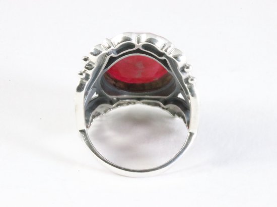 Grote bewerkte zilveren ring met robijn afbeelding 3