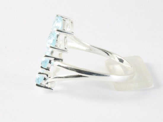 Langwerpige hoogglans zilveren ring met blauwe topaas stenen afbeelding 2