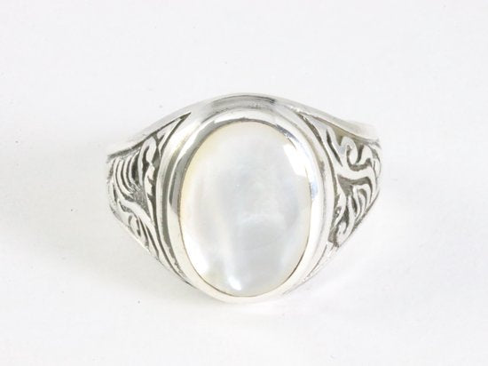 Zware bewerkte zilveren ring met parelmoer afbeelding 4