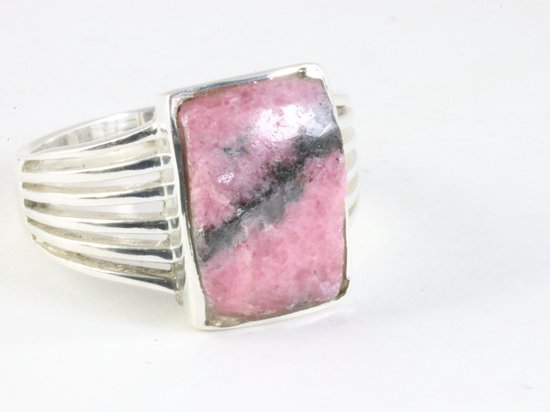 Opengewerkte rechthoekige zilveren ring met rhodoniet afbeelding 1