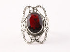 Opengewerkte zilveren ring met granaat afbeelding 2