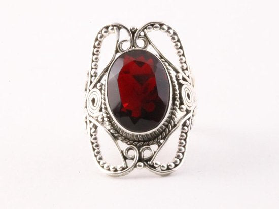 Opengewerkte zilveren ring met granaat afbeelding 2