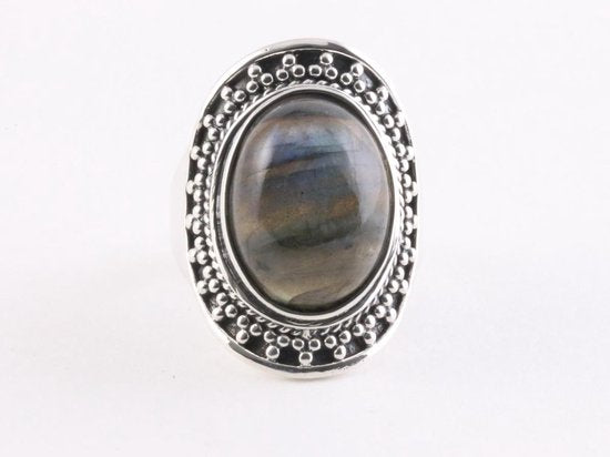 Bewerkte zilveren ring met labradoriet afbeelding 2