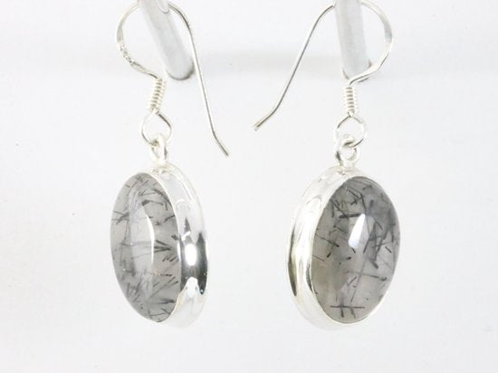 Ovale zilveren oorbellen met zwarte rutielkwarts afbeelding 2