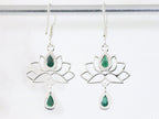 Zilveren lotus oorbellen met smaragd afbeelding 3