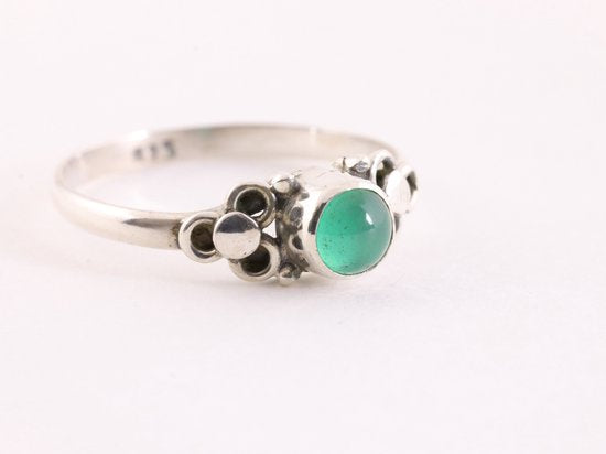 Fijne bewerkte zilveren ring met groene onyx afbeelding 1