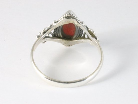 Fijne bewerkte zilveren ring met rode koraal steen afbeelding 3