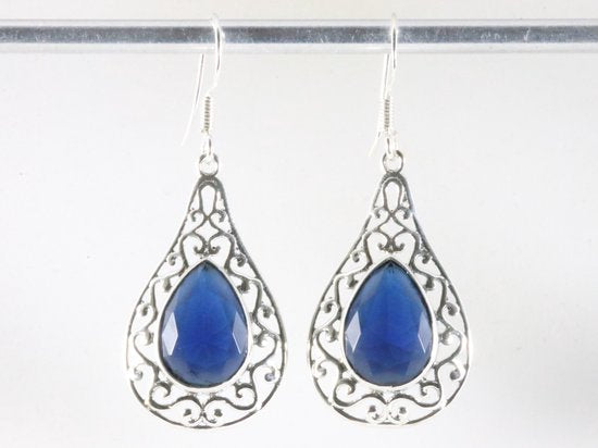 Opengewerkte zilveren oorbellen met blauwe saffier afbeelding 3