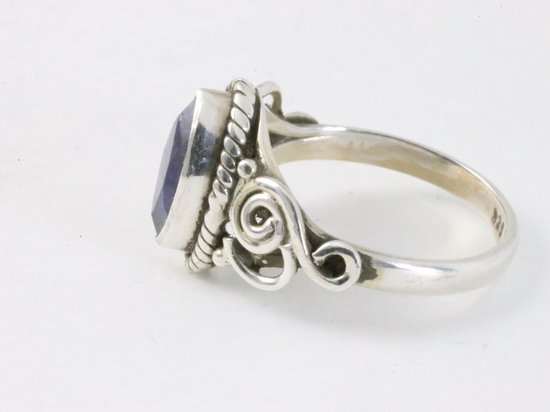 Fijne bewerkte zilveren ring met blauwe saffier afbeelding 2