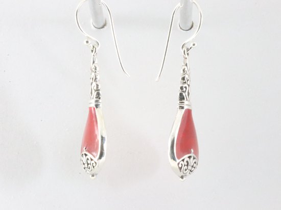 Traditionele bewerkte zilveren oorbellen met rode koraal steen afbeelding 2