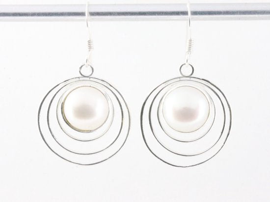 Ronde opengewerkte zilveren oorbellen met zoetwater parel afbeelding 4