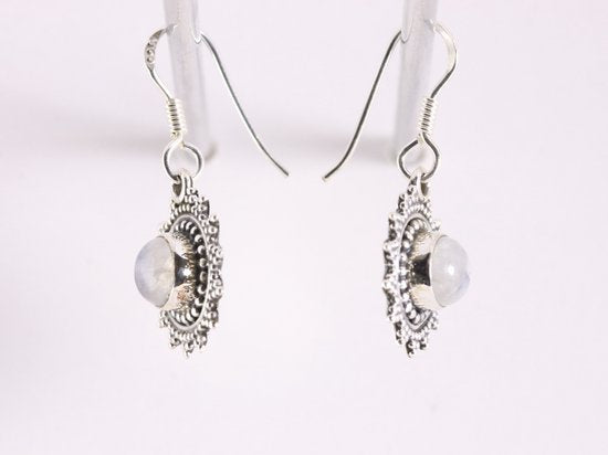 Fijne bewerkte zilveren oorbellen met regenboog maansteen afbeelding 2