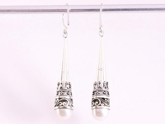 Traditioneel bewerkte lange zilveren pegel oorbellen met zoetwater parel afbeelding 3