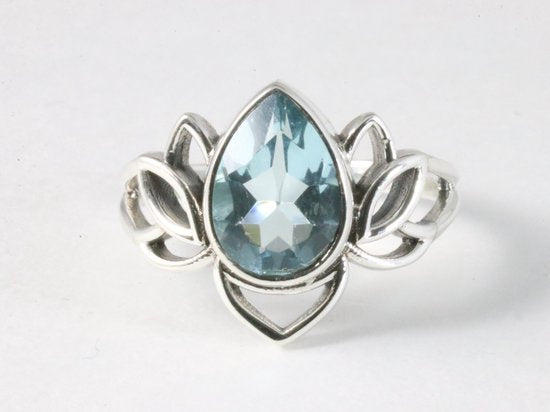 Opengewerkte zilveren lotus bloem ring met blauwe topaas afbeelding 4