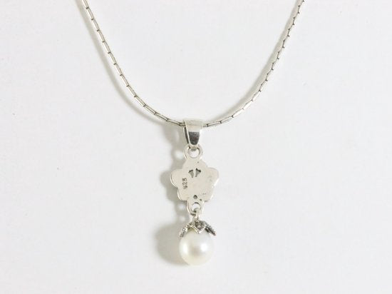 Fijne zilveren vlinder hanger met marcasiet en parel aan ketting afbeelding 3