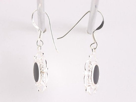 Opengewerkte zilveren oorbellen met zwarte agaat afbeelding 2