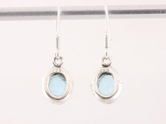 Fijne ovale zilveren oorbellen met blauwe topaas afbeelding 3