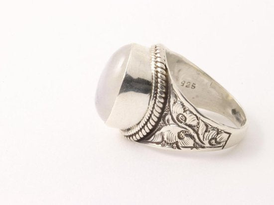 Bewerkte zilveren ring met regenboog maansteen afbeelding 3