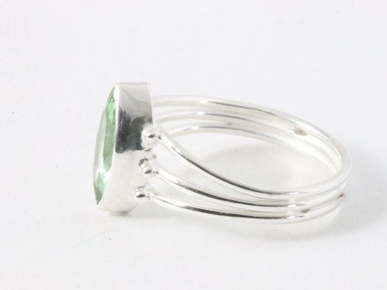 Opengewerkte zilveren ring met groene amethist afbeelding 2