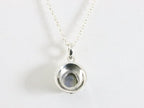 Fijne bewerkte zilveren hanger met labradoriet aan ketting afbeelding 3