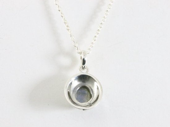 Fijne bewerkte zilveren hanger met labradoriet aan ketting afbeelding 3