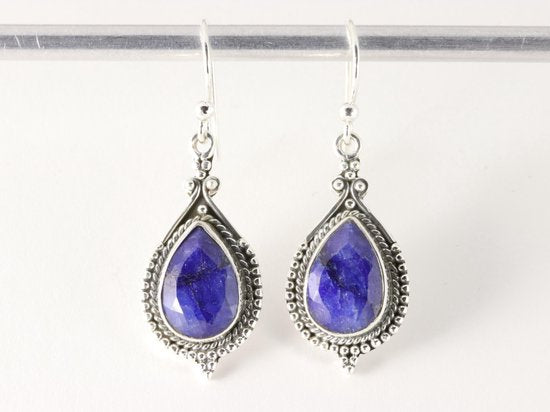 Bewerkte zilveren oorbellen met blauwe saffier afbeelding 4