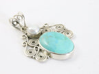 Opengewerkte zilveren hanger met Mohave turkoois en parel afbeelding 2