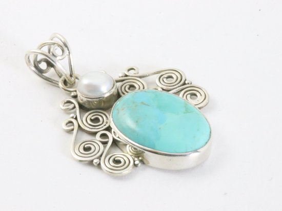 Opengewerkte zilveren hanger met Mohave turkoois en parel afbeelding 2