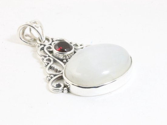 Opengewerkte zilveren hanger met regenboog maansteen en granaat afbeelding 2