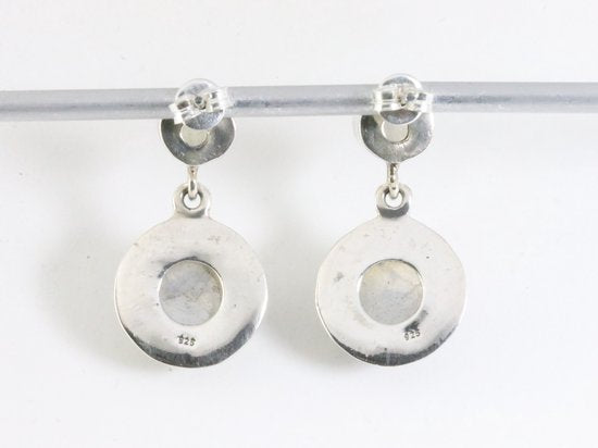 Ronde bewerkte zilveren oorstekers met regenboog maansteen afbeelding 3