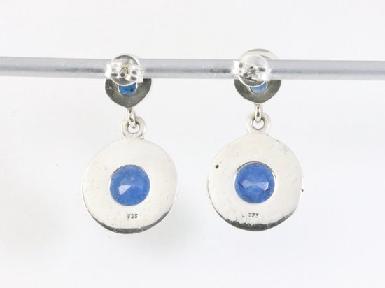 Ronde bewerkte zilveren oorstekers met blauwe saffier afbeelding 3