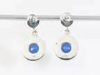 Ronde bewerkte zilveren oorstekers met blauwe saffier afbeelding 3