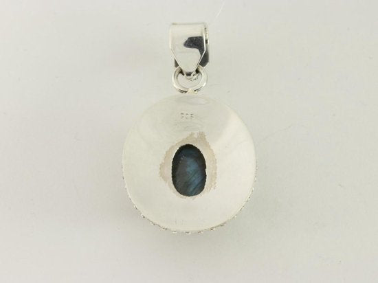 Bewerkte zilveren hanger met gefacetteerde labradoriet afbeelding 3