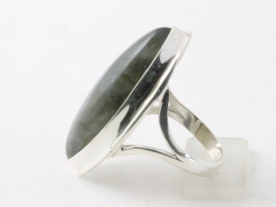 Langwerpige hoogglans zilveren ring met labradoriet afbeelding 2