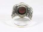 Opengewerkte zilveren ring met granaat afbeelding 3